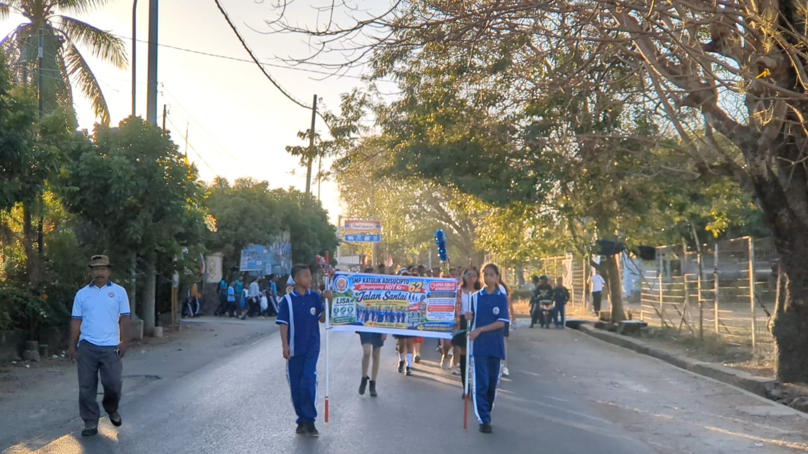 Kegiatan Jalan Santai memeriahkan HUT RI Ke-81 dan HUT Sekolah Ke-62